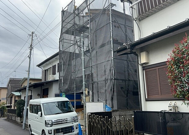 住宅用の土地では前面道路に2m以上接していなければならないと法律で定められています。しかし、お持ちの車のサイズやライフスタイルなどにより、2mでは利便が悪い場合もございますので、事前に確認しましょう。