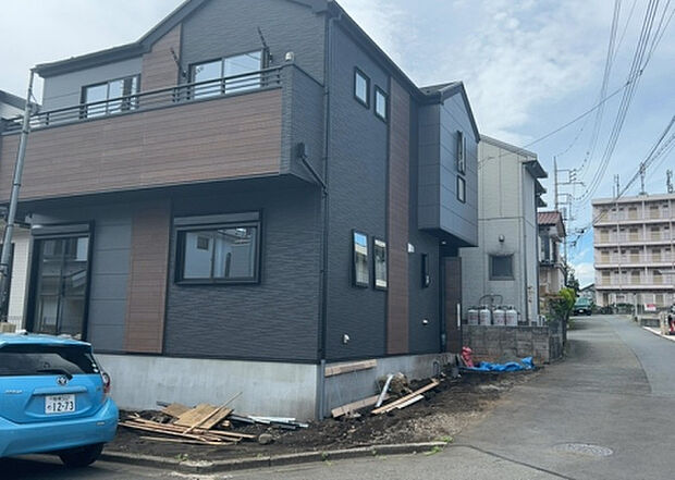 住宅用の土地では前面道路に2m以上接していなければならないと法律で定められています。しかし、お持ちの車のサイズやライフスタイルなどにより、2mでは利便が悪い場合もございますので、事前に確認しましょう。