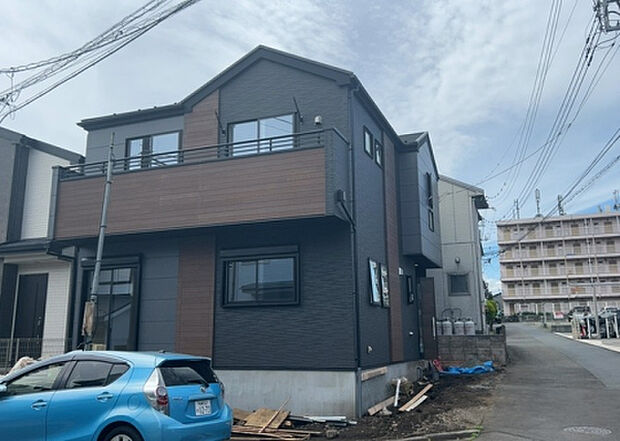 木造住宅とは土台、壁、柱など建築物の強度を支える構造体の材に木が使用されている構造を指します。構造体は建物の自重を支えるだけではなく風圧や水圧、積裁荷重などあらゆる衝撃に耐えるための基礎です。