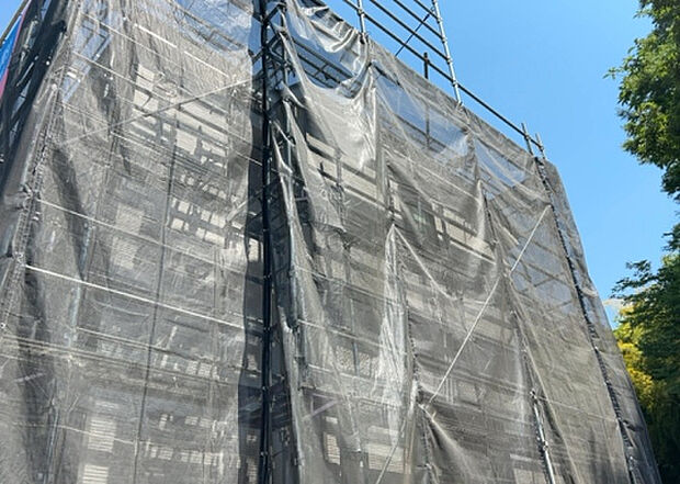 木造住宅とは土台、壁、柱など建築物の強度を支える構造体の材に木が使用されている構造を指します。構造体は建物の自重を支えるだけではなく風圧や水圧、積裁荷重などあらゆる衝撃に耐えるための基礎です。
