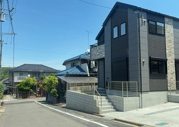 住宅用の土地では前面道路に2m以上接していなければならないと法律で定められています。しかし、お持ちの車のサイズやライフスタイルなどにより、2mでは利便が悪い場合もございますので、事前に確認しましょう。