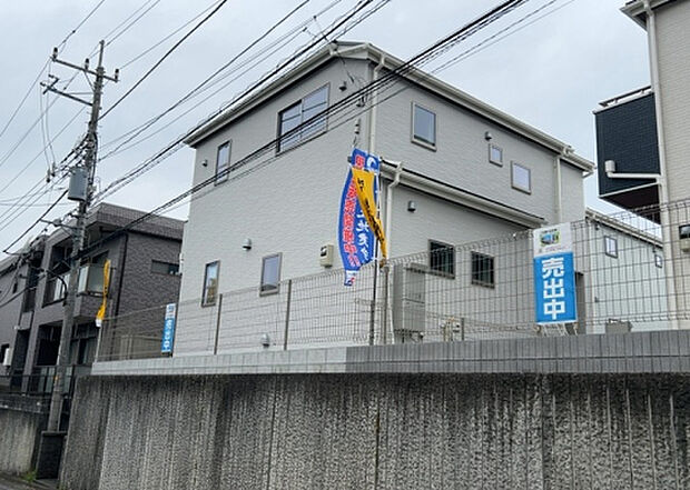 ついに完成致しました！現地をご見学に行く際は、道路の幅や周辺の交通量、施設などをご確認頂くことをおすすめします！物件の流れが早いため、内見をしたい方はお早めに当社営業までお問い合わせ頂きご予約下さい！