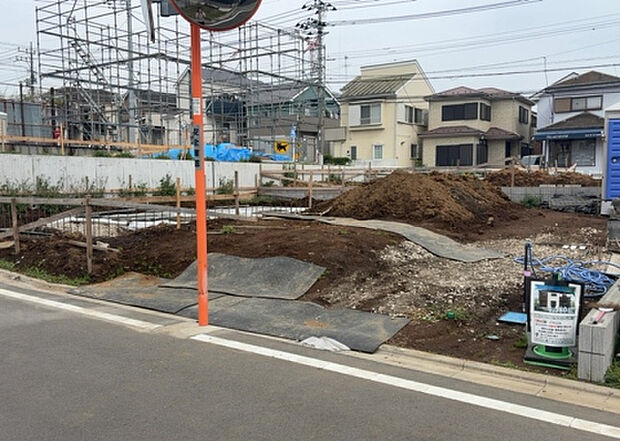現地をご見学に行く際は、道路の幅や周辺の交通量、施設などをご確認頂くことをおすすめします!ある程度イメージをつけたいという場合は、同売主の施工事例や完成パースもお見せします。