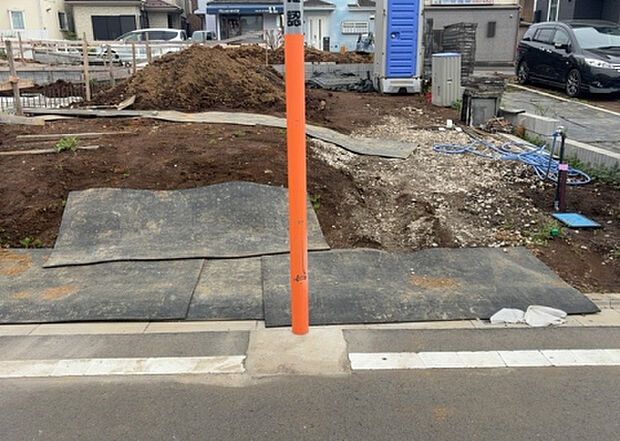 車一台あたりに必要なスペースは、標準サイズの普通自動車で横幅2m50cm、長さ5mは必要になります。ただし、乗降のことも考慮して横幅3m30cm、長さ5m50cmほどは確保できるところを選びましょう。