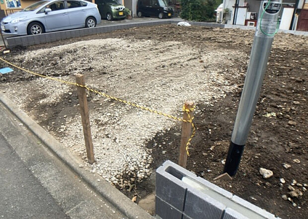 車一台あたりに必要なスペースは、標準サイズの普通自動車で横幅2m50cm、長さ5mは必要になります。ただし、乗降のことも考慮して横幅3m30cm、長さ5m50cmほどは確保できるところを選びましょう。