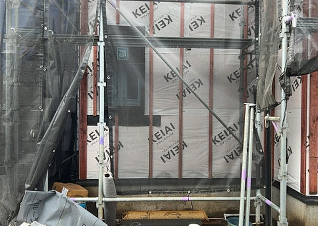 木造住宅とは土台、壁、柱など建築物の強度を支える構造体の材に木が使用されている構造を指します。構造体は建物の自重を支えるだけではなく風圧や水圧、積裁荷重などあらゆる衝撃に耐えるための基礎です。