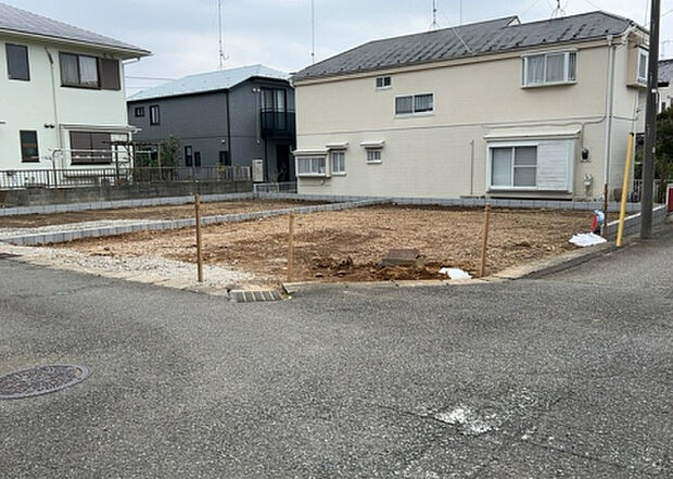 住宅用の土地では前面道路に2m以上接していなければならないと法律で定められています。しかし、お持ちの車のサイズやライフスタイルなどにより、2mでは利便が悪い場合もございますので、事前に確認しましょう。