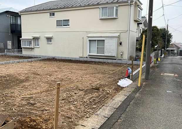 現地をご見学に行く際は、道路の幅や周辺の交通量、施設などをご確認頂くことをおすすめします!ある程度イメージをつけたいという場合は、同売主の施工事例や完成パースもお見せします。