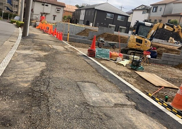 住宅用の土地では前面道路に2m以上接していなければならないと法律で定められています。しかし、お持ちの車のサイズやライフスタイルなどにより、2mでは利便が悪い場合もございますので、事前に確認しましょう。