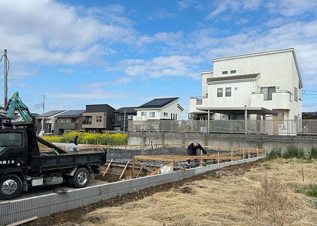 木造住宅とは土台、壁、柱など建築物の強度を支える構造体の材に木が使用されている構造を指します。構造体は建物の自重を支えるだけではなく風圧や水圧、積裁荷重などあらゆる衝撃に耐えるための基礎です。
