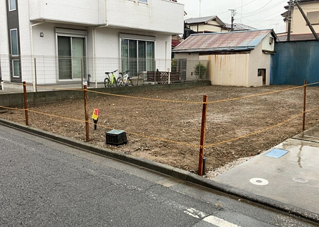 住宅用の土地では前面道路に2m以上接していなければならないと法律で定められています。しかし、お持ちの車のサイズやライフスタイルなどにより、2mでは利便が悪い場合もございますので、事前に確認しましょう。