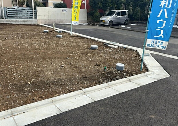 車一台あたりに必要なスペースは、標準サイズの普通自動車で横幅2m50cm、長さ5mは必要になります。ただし、乗降のことも考慮して横幅3m30cm、長さ5m50cmほどは確保できるところを選びましょう。