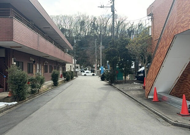 桜や紅葉の名所に出かける人は多いと思いますが、家にいながら季節の移ろいを感じる生活を送りませんか?リビングや窓から見える景色が生活を彩るワンポイントに!現地から見える景色を堪能してみては如何でしょう。