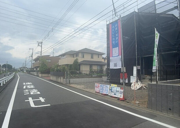 住宅用の土地では前面道路に2m以上接していなければならないと法律で定められています。しかし、お持ちの車のサイズやライフスタイルなどにより、2mでは利便が悪い場合もございますので、事前に確認しましょう。