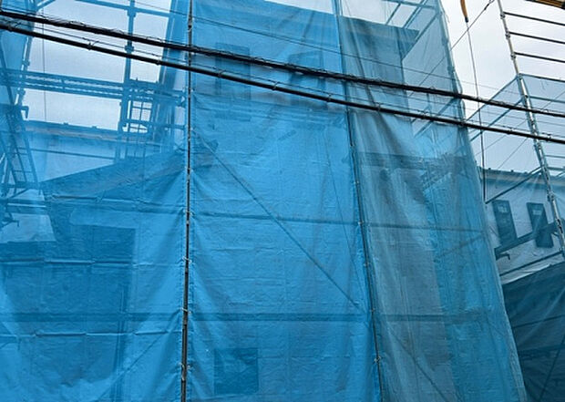 木造住宅とは土台、壁、柱など建築物の強度を支える構造体の材に木が使用されている構造を指します。構造体は建物の自重を支えるだけではなく風圧や水圧、積裁荷重などあらゆる衝撃に耐えるための基礎です。