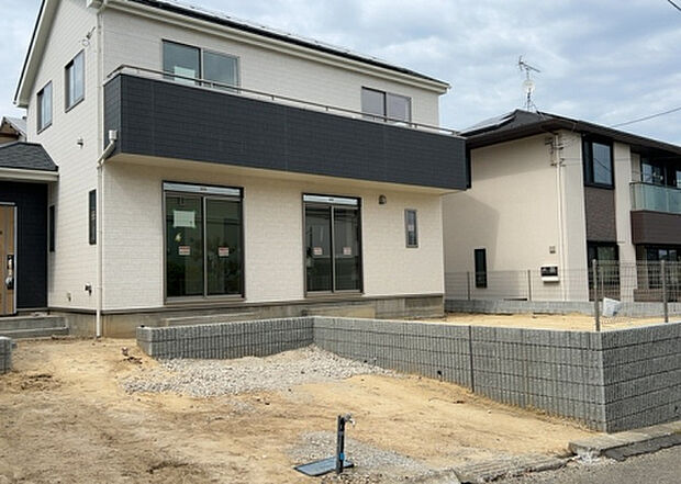 住宅用の土地では前面道路に2m以上接していなければならないと法律で定められています。しかし、お持ちの車のサイズやライフスタイルなどにより、2mでは利便が悪い場合もございますので、事前に確認しましょう。