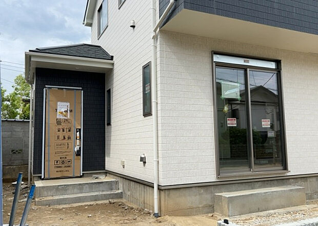 木造住宅とは土台、壁、柱など建築物の強度を支える構造体の材に木が使用されている構造を指します。構造体は建物の自重を支えるだけではなく風圧や水圧、積裁荷重などあらゆる衝撃に耐えるための基礎です。
