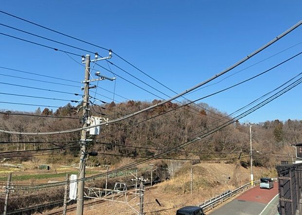 桜や紅葉の名所に出かける人は多いと思いますが、家にいながら季節の移ろいを感じる生活を送りませんか?リビングや窓から見える景色が生活を彩るワンポイントに!現地から見える景色を堪能してみては如何でしょう。