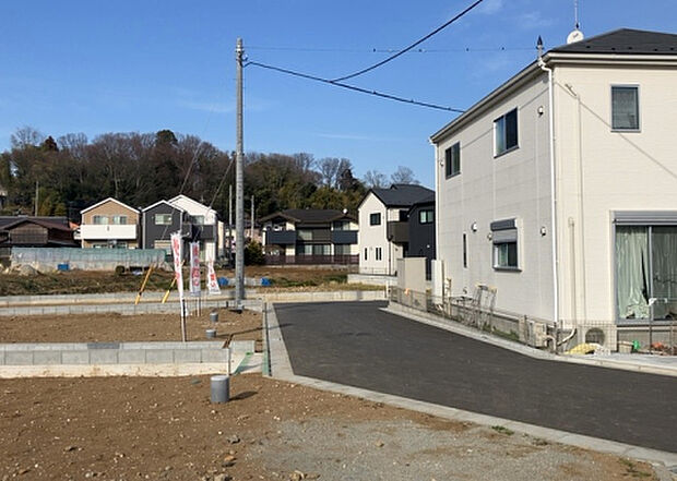 桜や紅葉の名所に出かける人は多いと思いますが、家にいながら季節の移ろいを感じる生活を送りませんか?リビングや窓から見える景色が生活を彩るワンポイントに!現地から見える景色を堪能してみては如何でしょう。