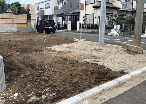 車一台あたりに必要なスペースは、標準サイズの普通自動車で横幅2m50cm、長さ5mは必要になります。ただし、乗降のことも考慮して横幅3m30cm、長さ5m50cmほどは確保できるところを選びましょう。