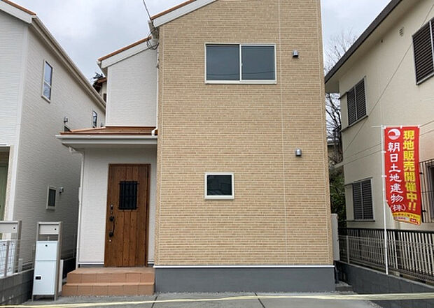 住宅用の土地では前面道路に2m以上接していなければならないと法律で定められています。しかし、お持ちの車のサイズやライフスタイルなどにより、2mでは利便が悪い場合もございますので、事前に確認しましょう。