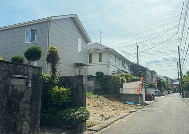 住宅用の土地では前面道路に2m以上接していなければならないと法律で定められています。しかし、お持ちの車のサイズやライフスタイルなどにより、2mでは利便が悪い場合もございますので、事前に確認しましょう。