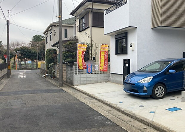住宅用の土地では前面道路に2m以上接していなければならないと法律で定められています。しかし、お持ちの車のサイズやライフスタイルなどにより、2mでは利便が悪い場合もございますので、事前に確認しましょう。