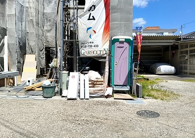 住宅用の土地では前面道路に2m以上接していなければならないと法律で定められています。しかし、お持ちの車のサイズやライフスタイルなどにより、2mでは利便が悪い場合もございますので、事前に確認しましょう。