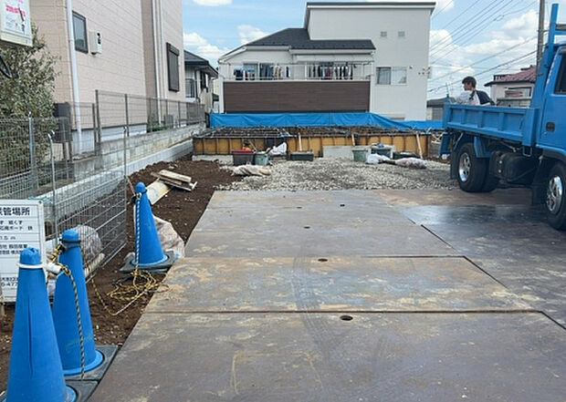 住宅用の土地では前面道路に2m以上接していなければならないと法律で定められています。しかし、お持ちの車のサイズやライフスタイルなどにより、2mでは利便が悪い場合もございますので、事前に確認しましょう。