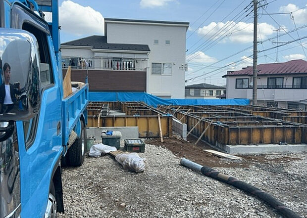 現地をご見学に行く際は、道路の幅や周辺の交通量、施設などをご確認頂くことをおすすめします！ある程度イメージをつけたいという場合は、同売主の施工事例や完成パースもお見せします。