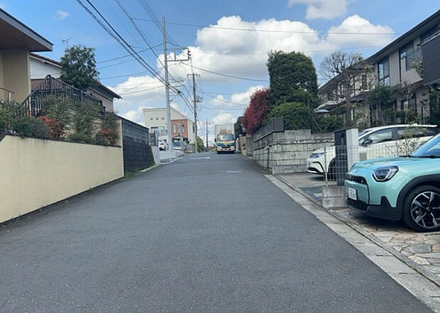 桜や紅葉の名所に出かける人は多いと思いますが、家にいながら季節の移ろいを感じる生活を送りませんか？リビングや窓から見える景色が生活を彩るワンポイントに！現地から見える景色を堪能してみては如何でしょう。