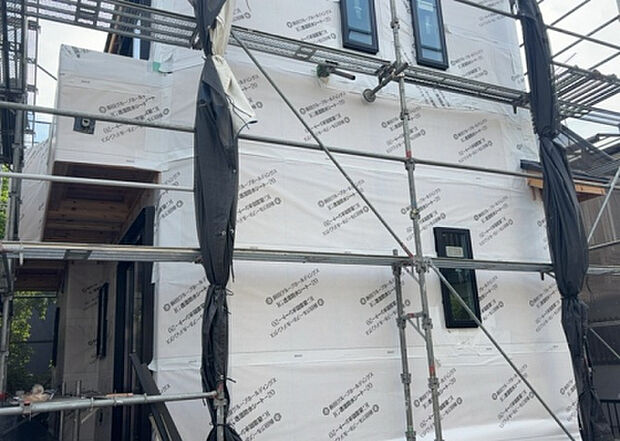 木造住宅とは土台、壁、柱など建築物の強度を支える構造体の材に木が使用されている構造を指します。構造体は建物の自重を支えるだけではなく風圧や水圧、積裁荷重などあらゆる衝撃に耐えるための基礎です。