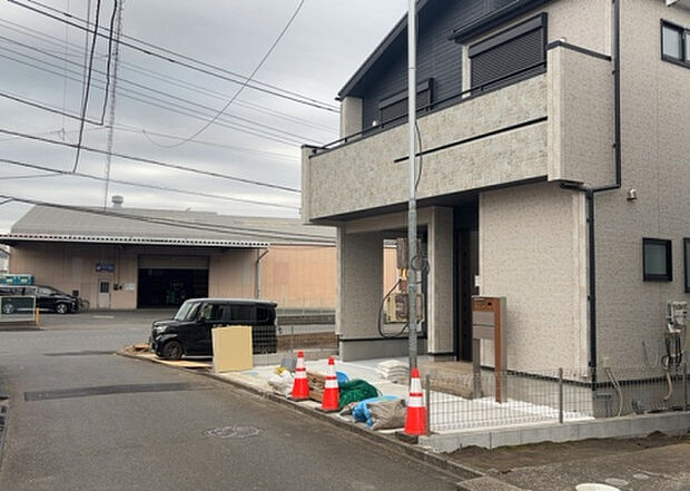 住宅用の土地では前面道路に2m以上接していなければならないと法律で定められています。しかし、お持ちの車のサイズやライフスタイルなどにより、2mでは利便が悪い場合もございますので、事前に確認しましょう。