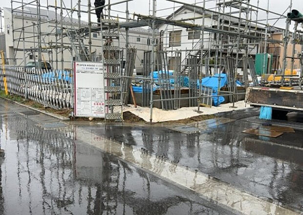 現地をご見学に行く際は、道路の幅や周辺の交通量、施設などをご確認頂くことをおすすめします！ある程度イメージをつけたいという場合は、同売主の施工事例や完成パースもお見せします。