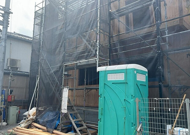 木造住宅とは土台、壁、柱など建築物の強度を支える構造体の材に木が使用されている構造を指します。構造体は建物の自重を支えるだけではなく風圧や水圧、積裁荷重などあらゆる衝撃に耐えるための基礎です。