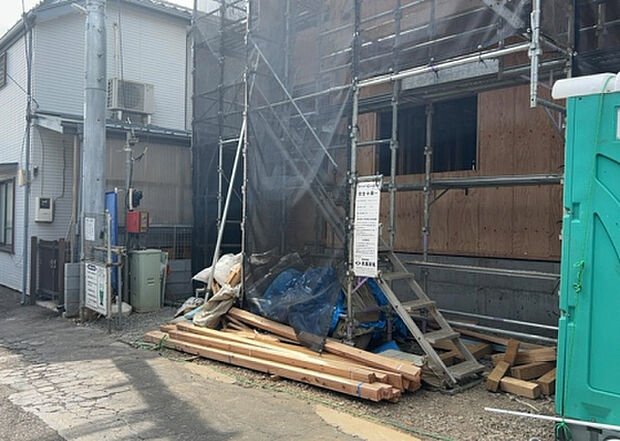 車一台あたりに必要なスペースは、標準サイズの普通自動車で横幅2m50cm、長さ5mは必要になります。ただし、乗降のことも考慮して横幅3m30cm、長さ5m50cmほどは確保できるところを選びましょう。