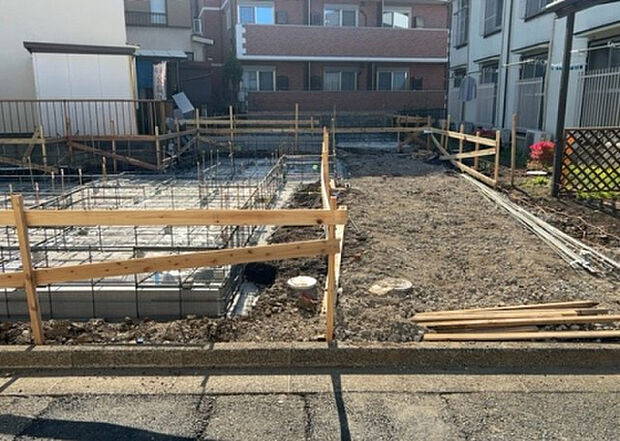 家族でのBBQを行うのであれば3坪程度の広さがあればよいでしょう。ガーデニングや家庭菜園を楽しむ際は、手入れが行き届く範囲にすると安心です。また、庭のある方角や接道が気になる方は事前に確認しましょう。