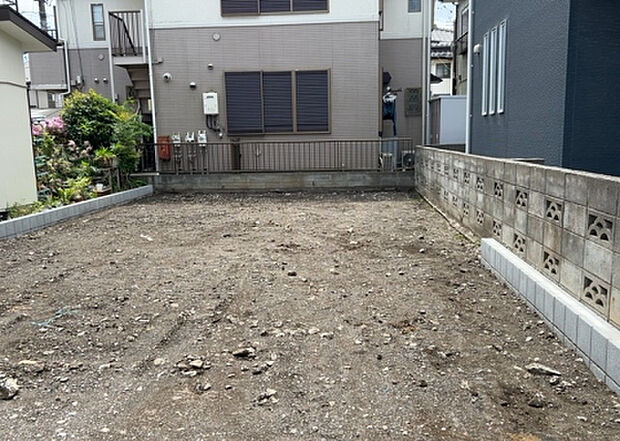 車一台あたりに必要なスペースは、標準サイズの普通自動車で横幅2m50cm、長さ5mは必要になります。ただし、乗降のことも考慮して横幅3m30cm、長さ5m50cmほどは確保できるところを選びましょう。