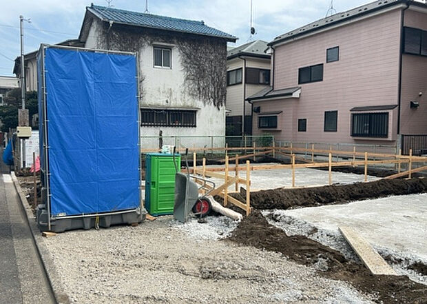 現地をご見学に行く際は、道路の幅や周辺の交通量、施設などをご確認頂くことをおすすめします！ある程度イメージをつけたいという場合は、同売主の施工事例や完成パースもお見せします。