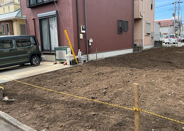 車一台あたりに必要なスペースは、標準サイズの普通自動車で横幅2m50cm、長さ5mは必要になります。ただし、乗降のことも考慮して横幅3m30cm、長さ5m50cmほどは確保できるところを選びましょう。