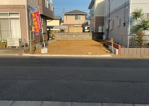 住宅用の土地では前面道路に2m以上接していなければならないと法律で定められています。しかし、お持ちの車のサイズやライフスタイルなどにより、2mでは利便が悪い場合もございますので、事前に確認しましょう。