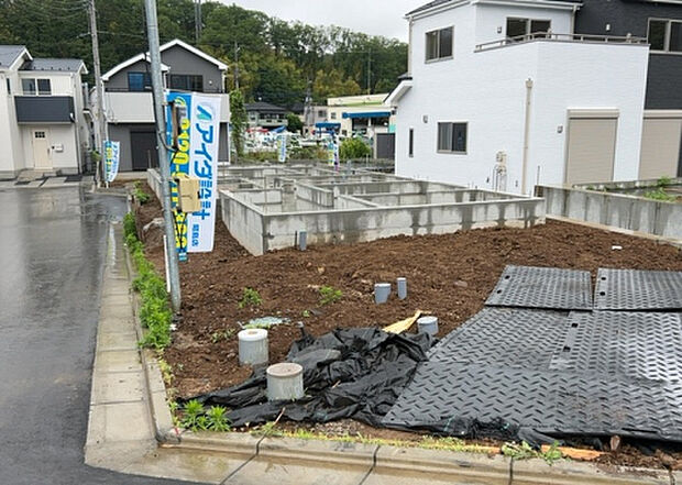 住宅用の土地では前面道路に2m以上接していなければならないと法律で定められています。しかし、お持ちの車のサイズやライフスタイルなどにより、2mでは利便が悪い場合もございますので、事前に確認しましょう。