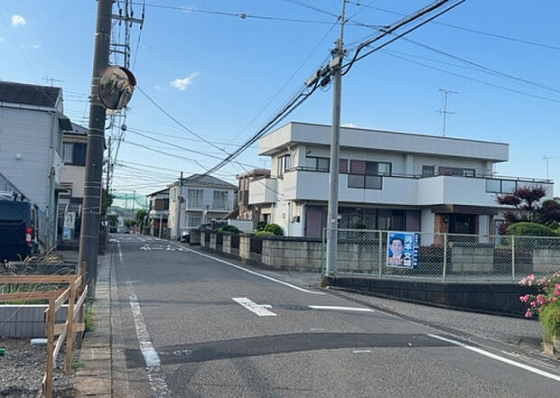 桜や紅葉の名所に出かける人は多いと思いますが、家にいながら季節の移ろいを感じる生活を送りませんか？リビングや窓から見える景色が生活を彩るワンポイントに！現地から見える景色を堪能してみては如何でしょう。