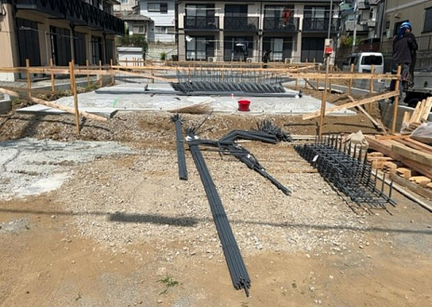 現地をご見学に行く際は、道路の幅や周辺の交通量、施設などをご確認頂くことをおすすめします！ある程度イメージをつけたいという場合は、同売主の施工事例や完成パースもお見せします。