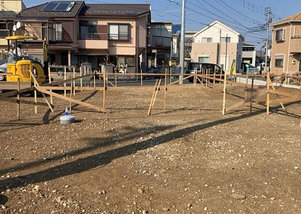 現地をご見学に行く際は、道路の幅や周辺の交通量、施設などをご確認頂くことをおすすめします！ある程度イメージをつけたいという場合は、同売主の施工事例や完成パースもお見せします。