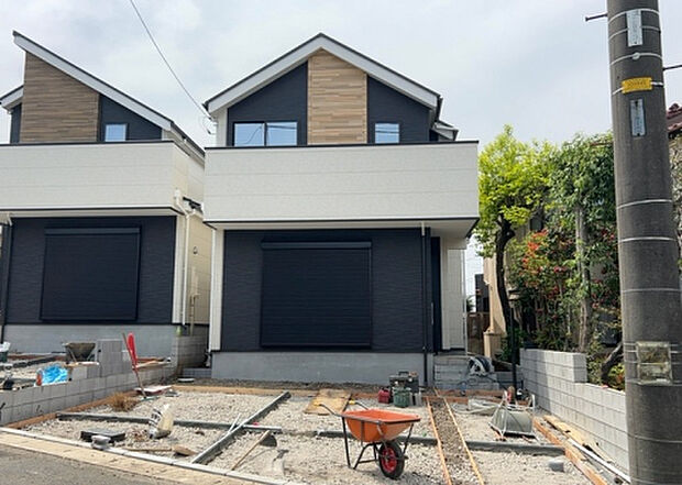 ついに完成致しました！現地をご見学に行く際は、道路の幅や周辺の交通量、施設などをご確認頂くことをおすすめします！物件の流れが早いため、内見をしたい方はお早めに当社営業までお問い合わせ頂きご予約下さい！