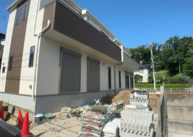 ついに完成致しました!現地をご見学に行く際は、道路の幅や周辺の交通量、施設などをご確認頂くことをおすすめします!物件の流れが早いため、内見をしたい方はお早めに当社営業までお問い合わせ頂きご予約下さい!