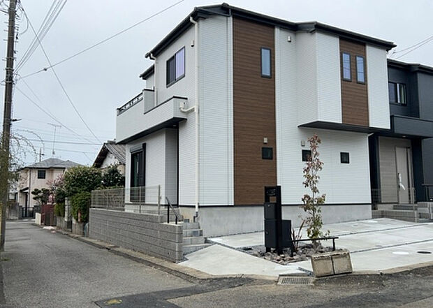 ついに完成致しました！現地をご見学に行く際は、道路の幅や周辺の交通量、施設などをご確認頂くことをおすすめします！物件の流れが早いため、内見をしたい方はお早めに当社営業までお問い合わせ頂きご予約下さい！