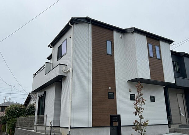 住宅用の土地では前面道路に2m以上接していなければならないと法律で定められています。しかし、お持ちの車のサイズやライフスタイルなどにより、2mでは利便が悪い場合もございますので、事前に確認しましょう。