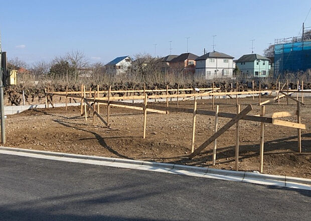 住宅用の土地では前面道路に2m以上接していなければならないと法律で定められています。しかし、お持ちの車のサイズやライフスタイルなどにより、2mでは利便が悪い場合もございますので、事前に確認しましょう。
